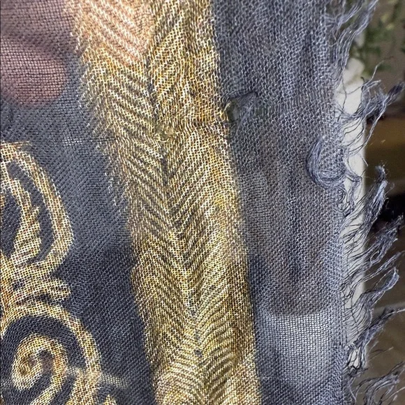 Alexander McQueen Black and Gold Patterned scarf - Picture 11 of 12